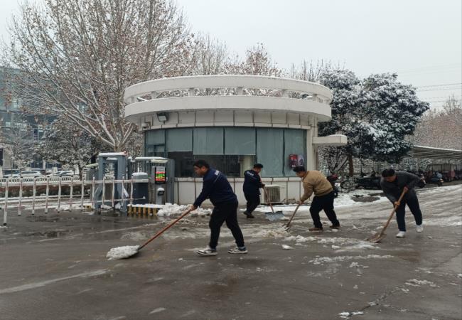 掃雪除冰我先行，冰雪更映黨旗紅